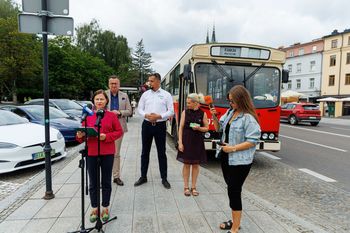 Turystyczny „Ogórek” po Białymstoku już jeździ. Teraz na ulice wyjedzie zabytkowy Jelcz M11
