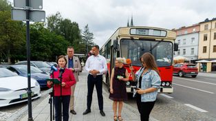 Turystyczny „Ogórek” po Białymstoku już jeździ. Teraz na ulice wyjedzie zabytkowy Jelcz M11
