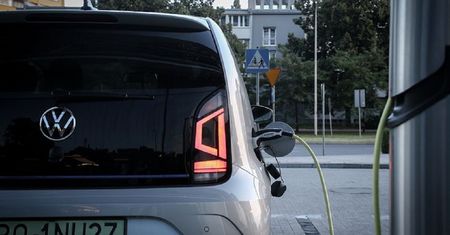 Assistance dla samochodów elektrycznych i spalinowych. Różnica jest już podczas zgłoszenia