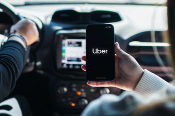 Uber wkracza na Mazury. Taksówki na aplikację już wyjechały na ulice