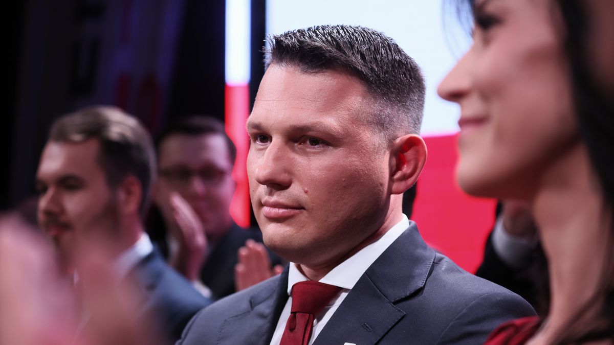 Warszawa, 18.05.2025. Wybory prezydenta RP - I tura. Kandydat Konfederacji Sławomir Mentzen w swoim sztabie wyborczym w Warszawie, 18 bm. Zakończyło się głosowanie w I turze wyborów prezydenta RP. (mr) PAP/Leszek Szymański