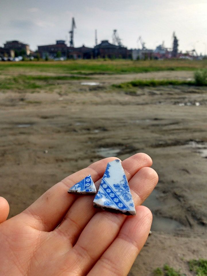 Znaleziony kawałek stłuczki pod Stocznią Gdańską. Zdjęcie nadesłane przez Magdalenę