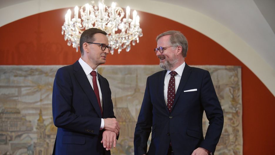 Praga, Czechy, 03.06.2022. Premier Mateusz Morawiecki (L) i premier Republiki Czeskiej Petr Fiala (P) podczas spotkania w Pradze w Czechach, 3 bm. Politycy poruszą kwestie dotyczące energetyki i rozwoju infrastruktury, współpracy w dziedzinie obronności, a także rosyjskiej agresji na Ukrainę. (sko) PAP/Marcin Obara