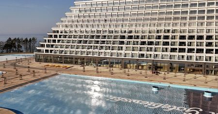 Szturm na nowy hotel nad Bałtykiem. Gołębiewski wydał komunikat