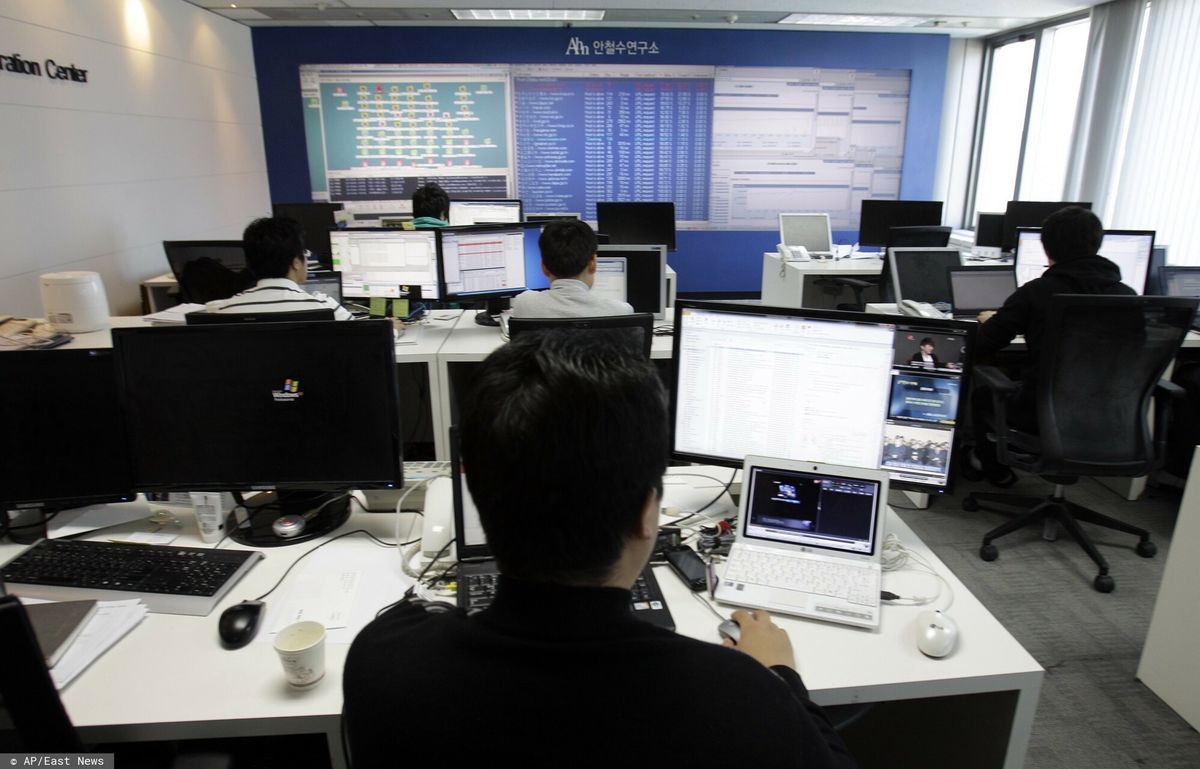 Technicy AhnLab Inc. walczą z cyberatakami w Security Operation Center firmy w Seulu