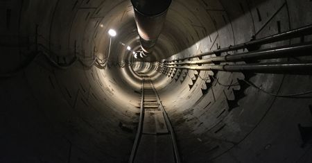 Piesi z pierwszeństwem w tunelach Muska