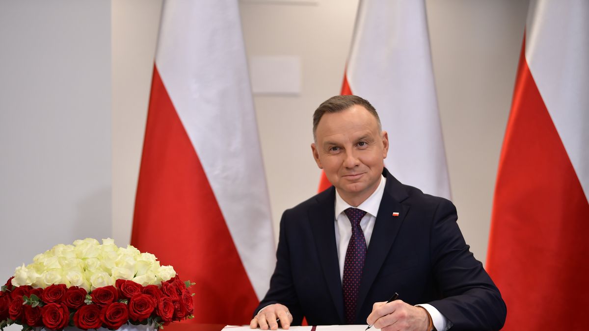 Siedlce, 30.03.2023. Prezydent RP Andrzej Duda podczas uroczystości podpisania Ustawy o Krajowej Sieci Onkologicznej, 30 bm. w Mazowieckim Szpitalu Wojewódzkim im. św. Jana Pawła II w Siedlcach. Ustawa o KSO zakłada poprawę organizacji systemu udzielania świadczeń opieki zdrowotnej w zakresie onkologii. (amb) PAP/Przemysław Piątkowski