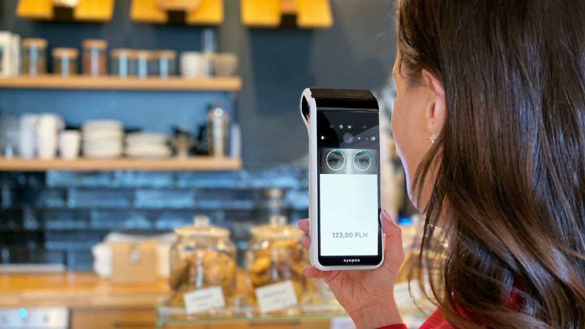 Polacy coraz chętniej płacą oczami