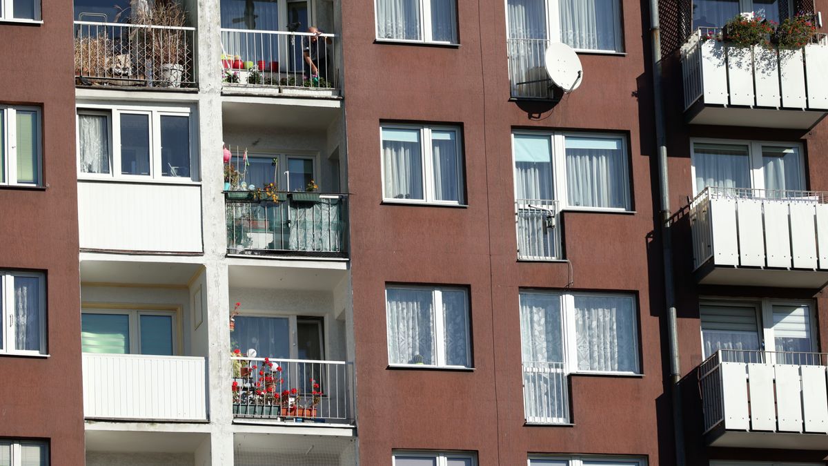 DAREK11
stare, blok, wielka, komuna, europa, wschodnie, polska, betonowe, mieszkania, budynek, dom, ul, blokowisko, szare, blokowiska, balkon, okno, antena, niebieskie, niebo, stary, komunistyczne, socjalistyczne, boom, budowlany, kredyt, hipoteka, konstrukcja, budowla, ruina, do remontu, architektura, miejski, widok, pejzaż, kamienica, inwestycja, zakup, mieszkanie, pokoje, wynajem, czynsz, beton