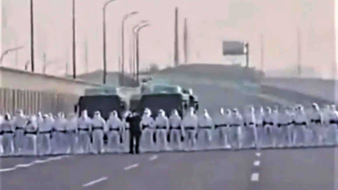 Funkcjonariusze zablokowali drogę pracownikom fabryki 