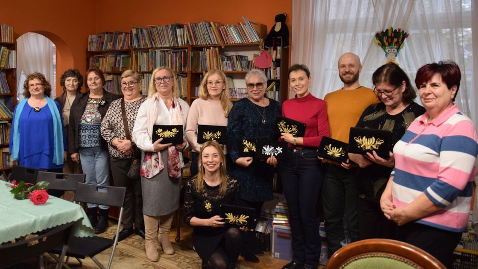 Uczestnicy warsztatów ze swoimi pracami podczas finału