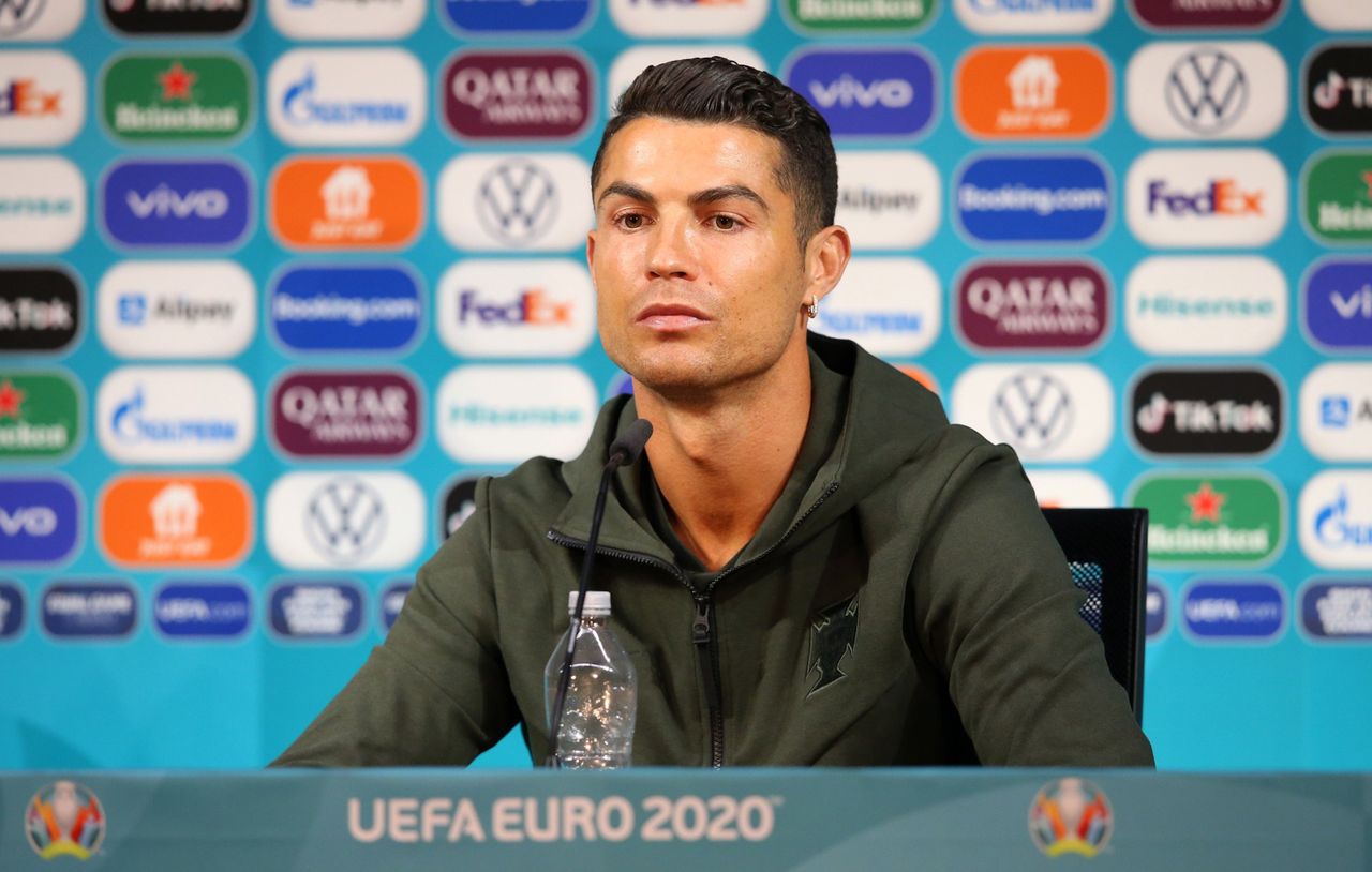 Gest Cristiano Ronaldo za 4 mld dolarów. Ruchem ręki pogrążył Coca Colę