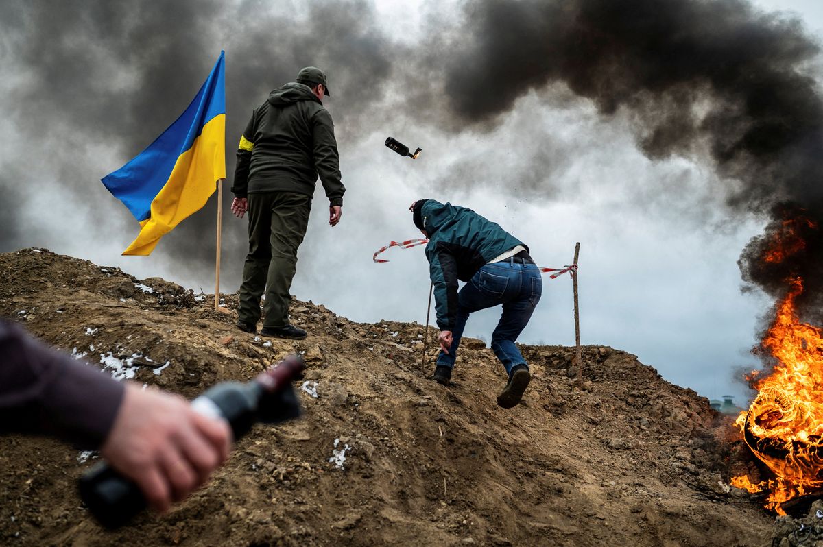 Siódmy dzień walk w Ukrainie. Cywile rzucają koktajlami Mołotowa w rosyjskie pozycje 