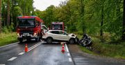 Wypadek na DW 180 za Trzcianką. Trzy osoby w szpitalu, droga zablokowana