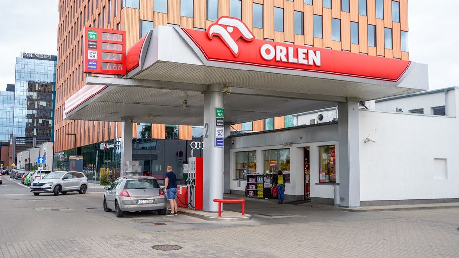 Podobnie do wcześniejszych obrad, również w przypadku najbliższego NWZ Orlenu można spodziewać się, że przyjęcie proponowanych projektów uchwał będzie zależało głównie od stanowiska i głosów Skarbu Państwa, największego akcjonariusza tej spółki.