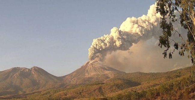 Volcanic ash disrupts flights as thousands stranded at airports