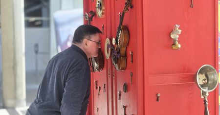 Ponad stuletnia szafa i skrzypce z historią. Niezwykła podróż w przeszłość na poznańskim lotnisku