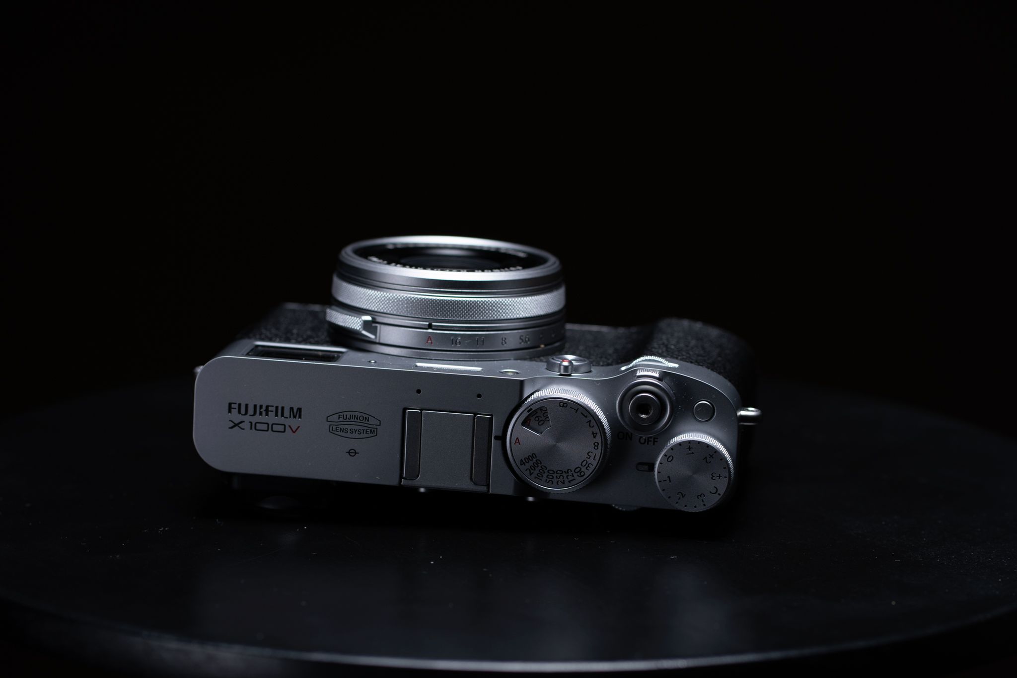 Posłuchaj, jak zmieniały się dźwięki migawki w różnych modelach bezlusterkowców Fujifilm 1