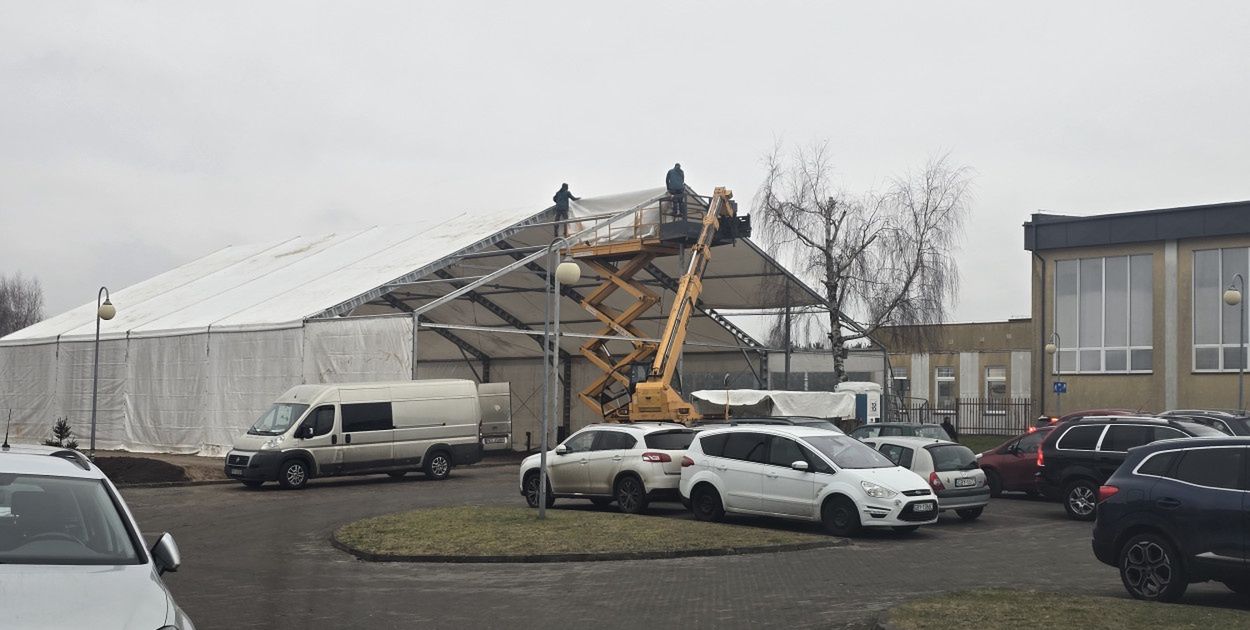 Bytów: Przy SP2 budują lodowisko z nową konstrukcją