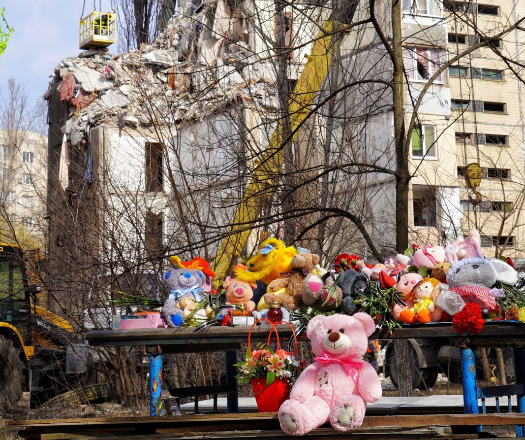 Mieszkańcy przynoszą kwiaty i zabawki pod zniszczony blok w Odessie