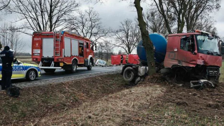 Zderzenie czołowe cysterny z samochodem osobowym.