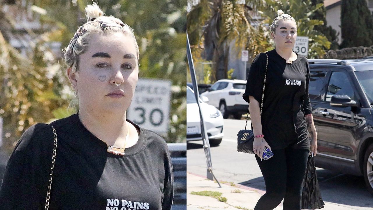 Natural Amanda Bynes walks with her nose in the phone (PHOTOS)