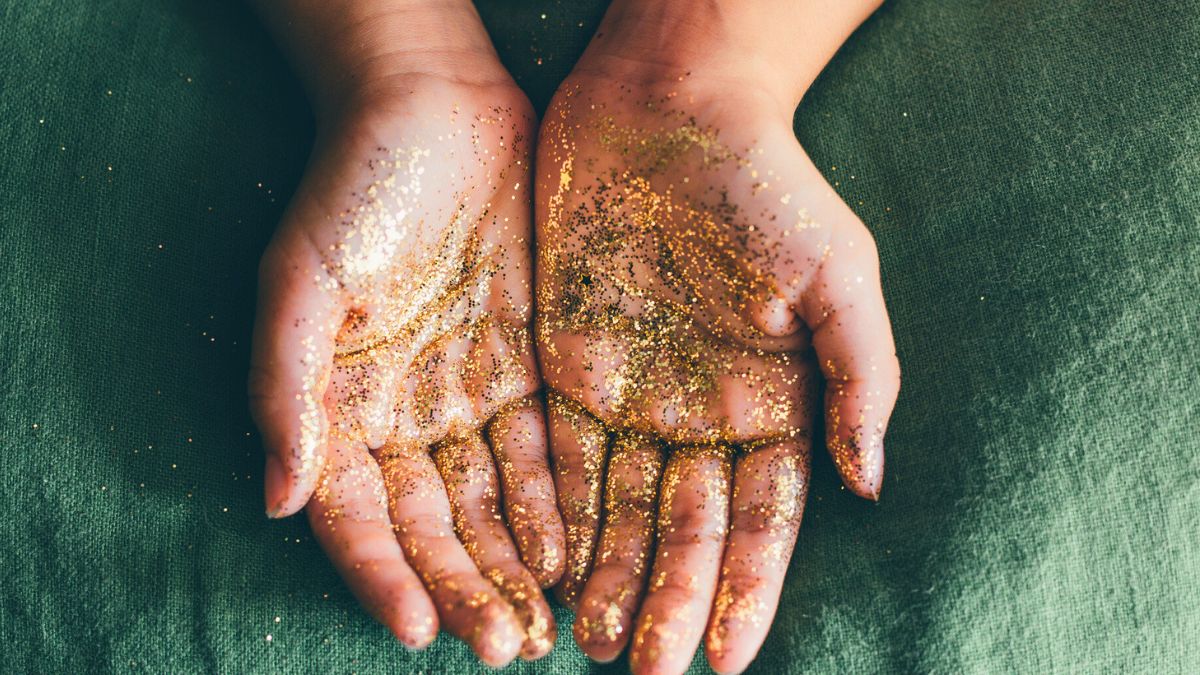 Kobieta z brokatem na dłoniach