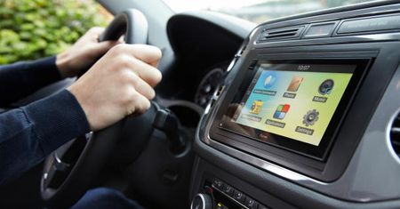 Trzy zestawy głośnomówiące Parrot z Androidem