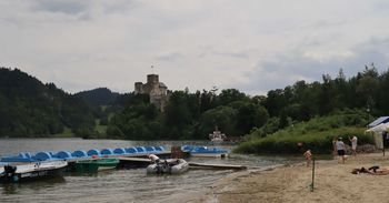 Jezioro Czorsztyńskie przyciąga plażowiczów. Tłumy w Niedzicy