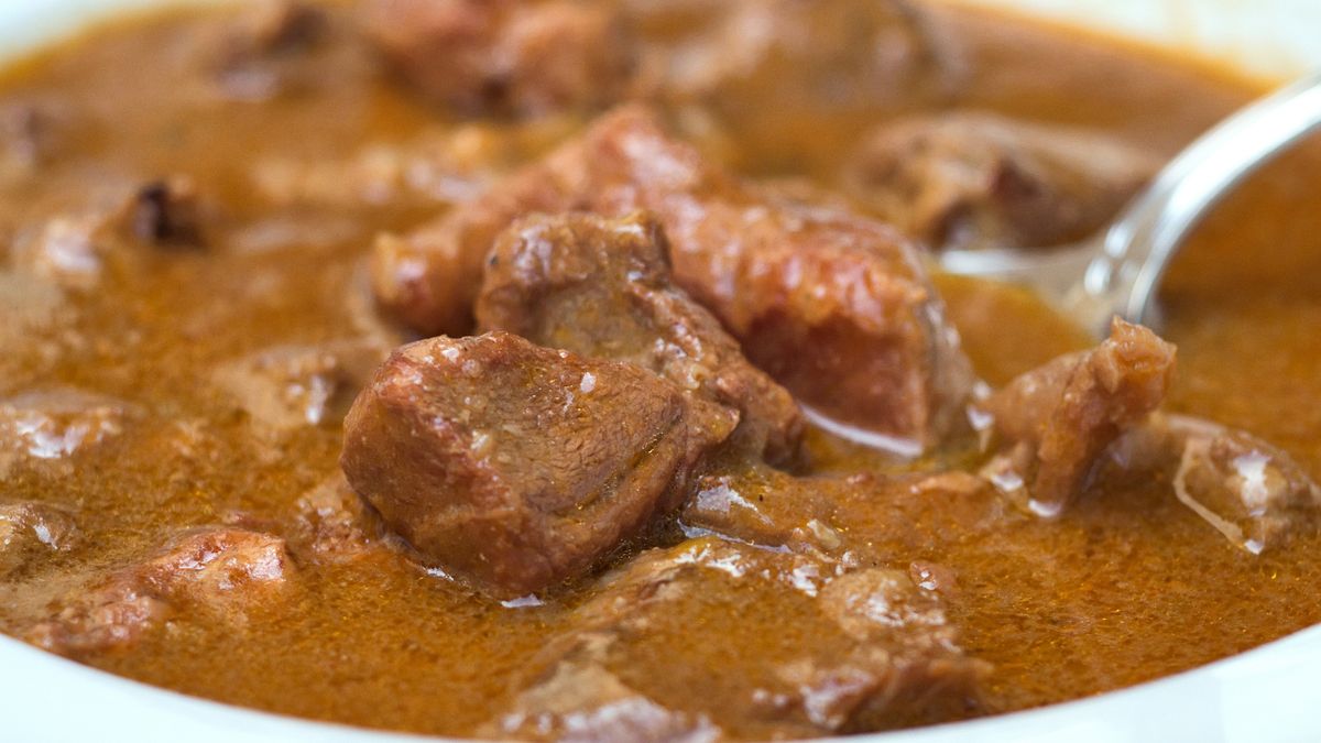 Gulasz z 3 rodzajów mięs rozpływa się w ustach