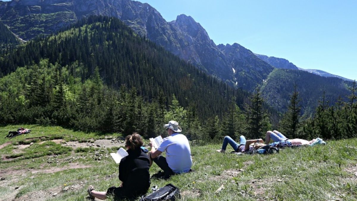 Polacy o kilka tygodni przedłużyli wakacji. 