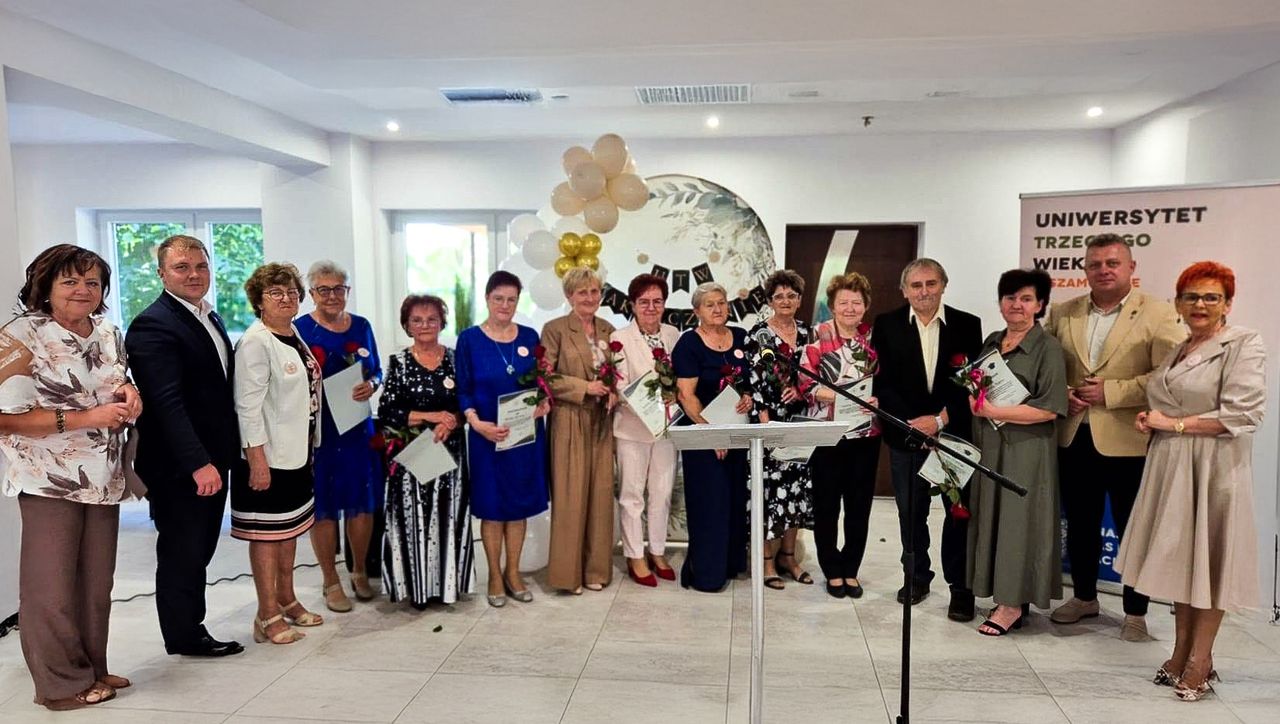Zakończenie roku akademickiego UTW w Szamocinie. Prezes podziękowała słuchaczom za zaangażowanie