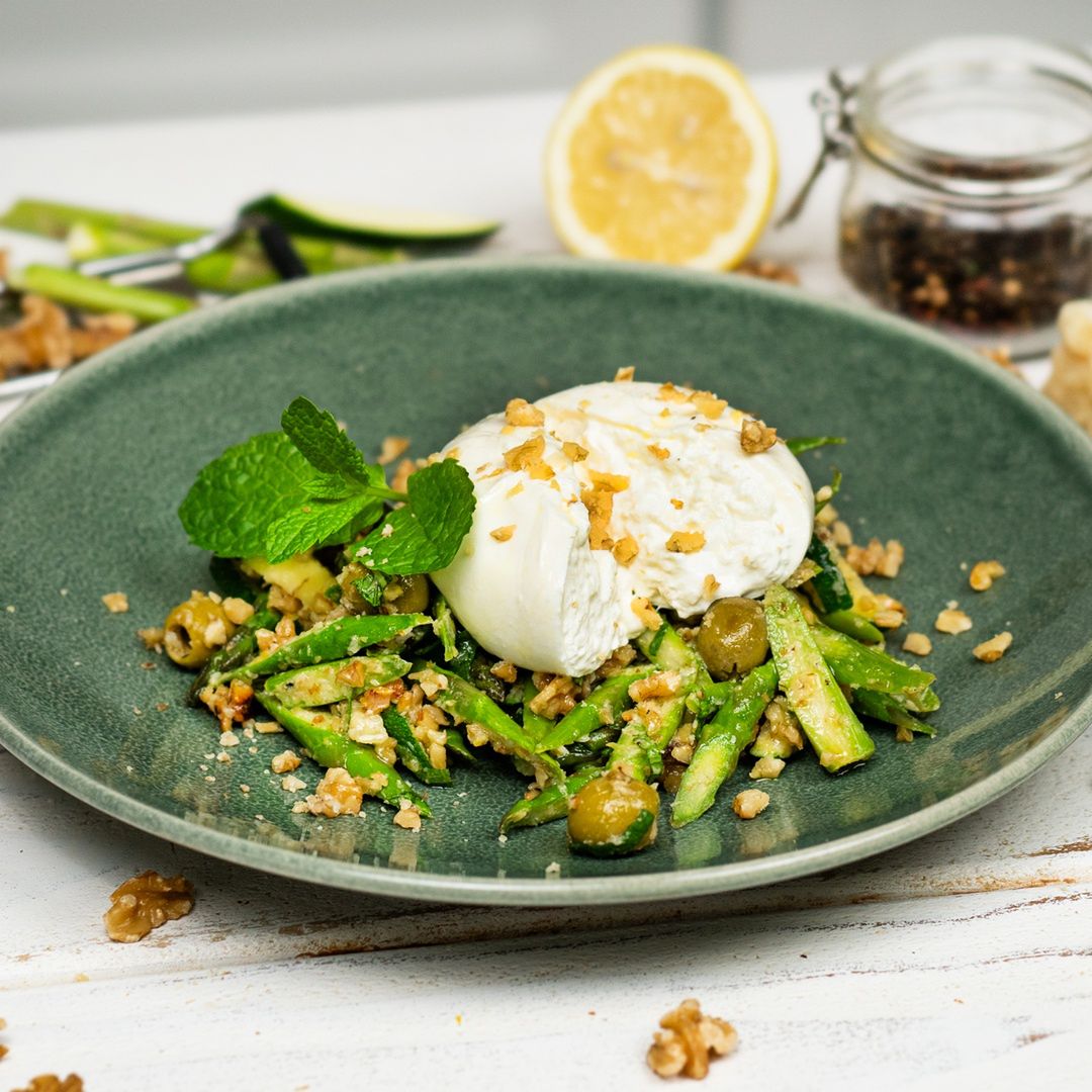 Green salad with burrata