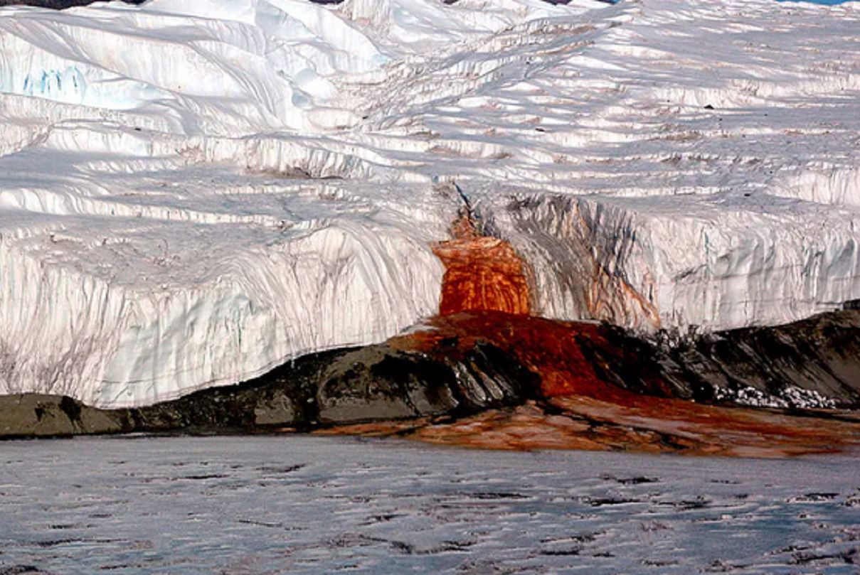 Zagadka "krwawych wodospadów" na Antarktydzie wreszcie rozwiązana