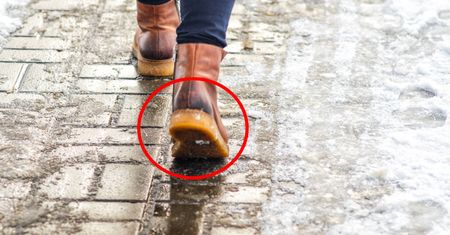 Przyklej do podeszwy, a zapomnisz o ślizganiu się. Genialny patent na zimę