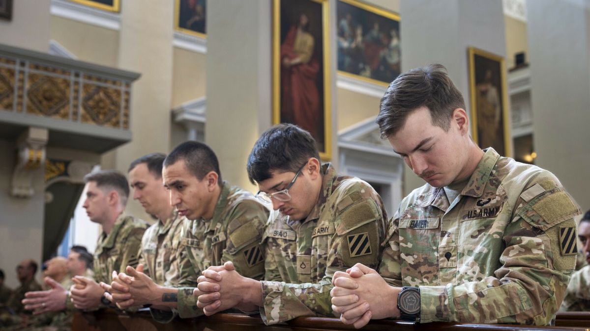 Żołnierze amerykańscy modlą się w intencji zaginionych kolegów