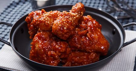 Ten koreański kurczak smakuje jak z restauracji. Sos jest obłędny!