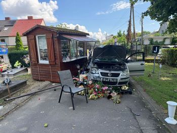 Świebodzin: Starszy pan pomylił gaz z hamulcem i wjechał w kiosk przy cmentarzu. Policjanci ukarali go mandatem
