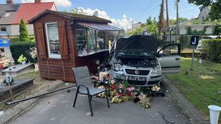 Świebodzin: Starszy pan pomylił gaz z hamulcem i wjechał w kiosk przy cmentarzu. Policjanci ukarali go mandatem