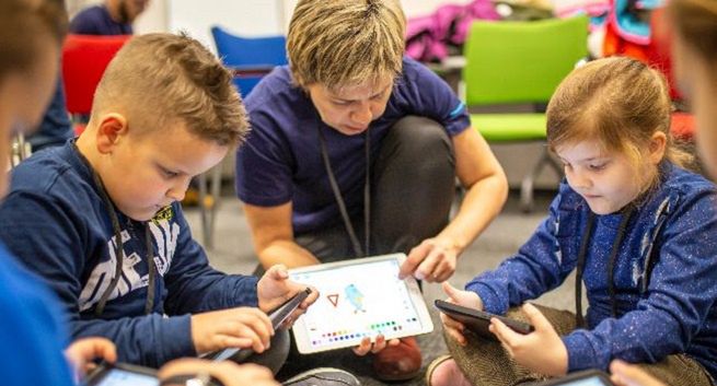 Amazon i Cyfrowy Dialog organizują dla dzieci ferie online. W planie zajęcia z programowania, kurs o emocjach i majsterkowanie