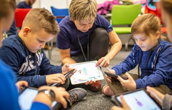 Amazon i Cyfrowy Dialog organizują dla dzieci ferie online. W planie zajęcia z programowania, kurs o emocjach i majsterkowanie