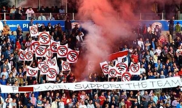 Against Modern Football? Nie tym razem - dron z flagą lata nad boiskiem i przerywa mecz 2