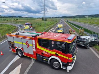 Nocny wypadek na autostradzie A1 w Kruszowie. Kierowca ranny