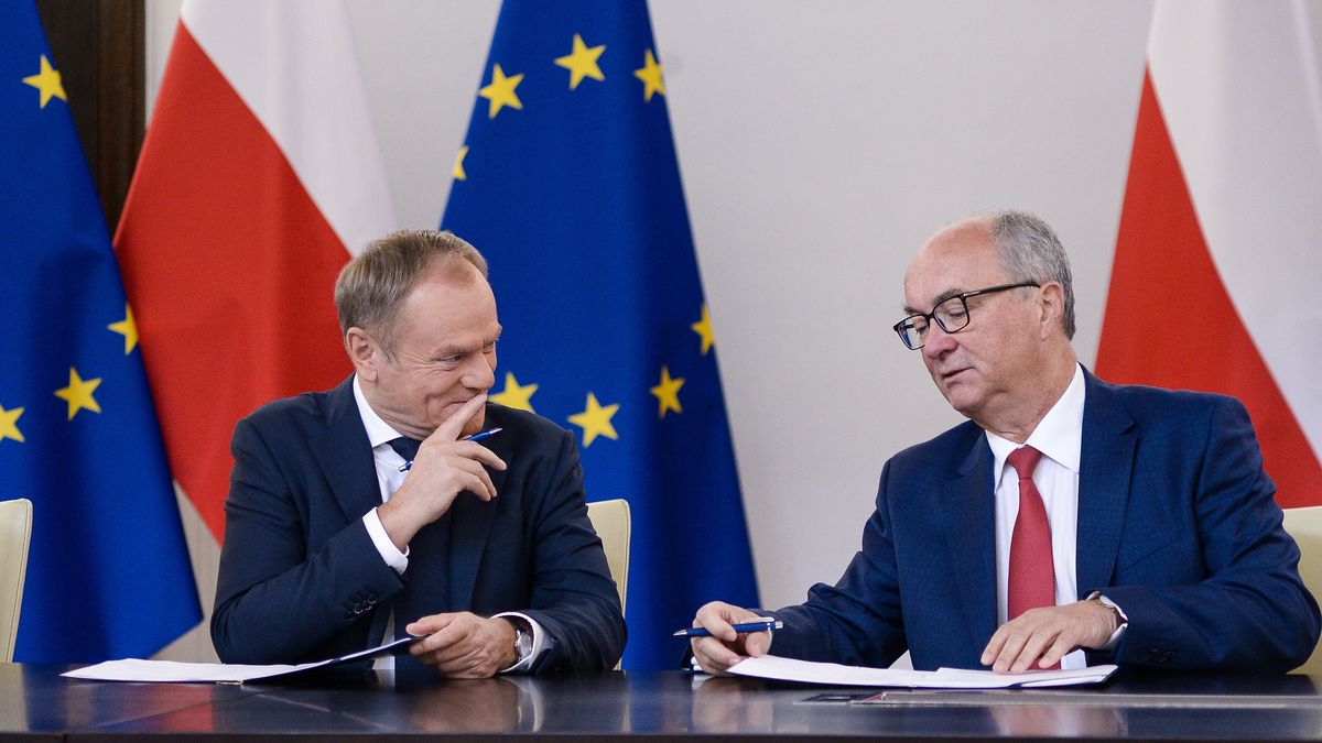 Warszawa, 10.11.2023. Przewodniczący Platformy Obywatelskiej Donald Tusk (L) i współprzewodniczący Nowej Lewicy Włodzimierz Czarzasty (P) podczas uroczystości parafowania umowy koalicyjnej w Senacie w Warszawie, 10 bm. (sko) PAP/Marcin Obara