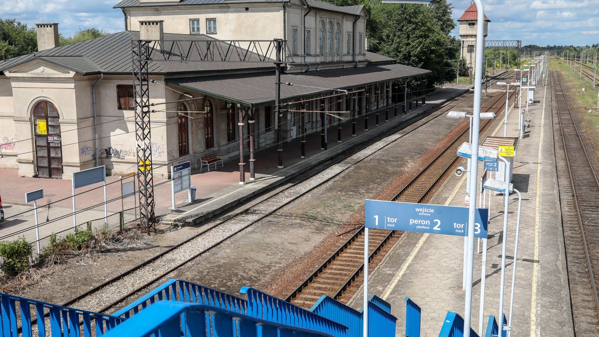 Grajewo (woj. podlaskie), 04.08.2023. Dworzec w Grajewie gdzie, 4 bm. odbył się briefing prasowy. Konferencja poświęcona była przejęciu przez PKP S.A. dworca w Grajewie, a także prezentacji założeń i listy dworców ujętych w nowym Programie Inwestycji Dworcowych na lata 2024-2030. (aldg) PAP/Artur Reszko