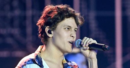 Oskar Cyms TRIUMFUJE na Przebojach Lata Radia Zet i Polsatu. Opinie internautów PODZIELONE: "To gwiazda Polsatu, więc kto miał wygrać?"
