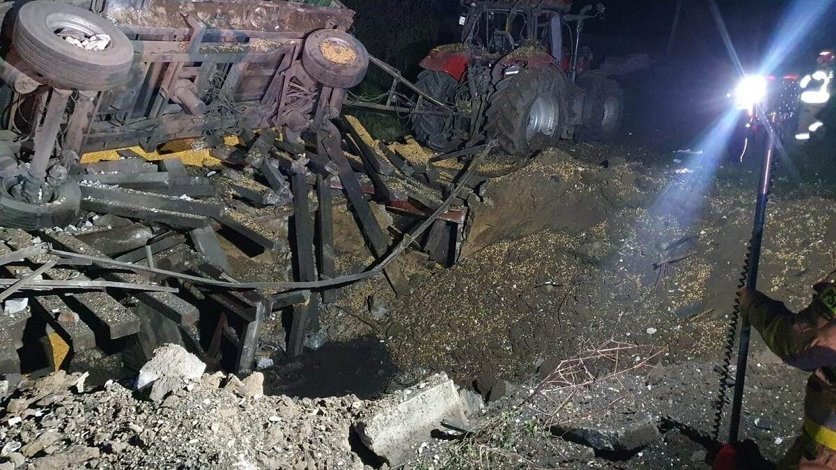 Krater w ziemi po wybuchu rakiety w miejscowości Przewodów w powiecie hrubieszowskim