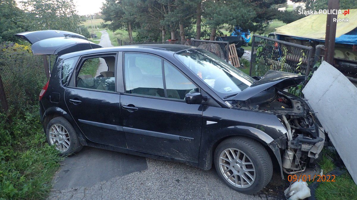 Wypadek w Łukowie Śląskim. Pijana kobieta wiozła czwórkę dzieci