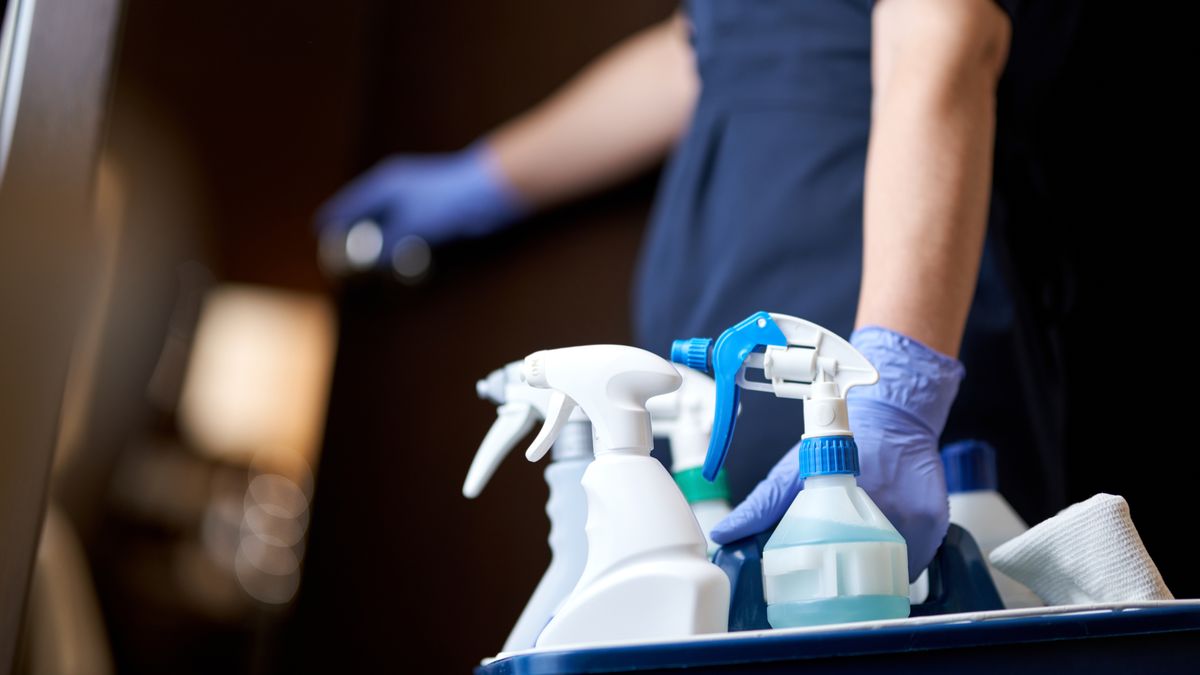 Średni czas na posprzątanie pokoju hotelowego i łazienki to 30 minut