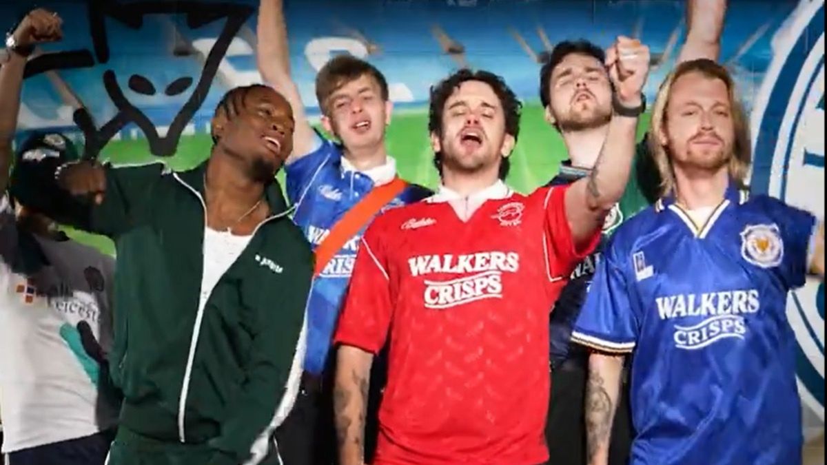 Abdul Fatawu w zielonym dresie i muzyczny zespół